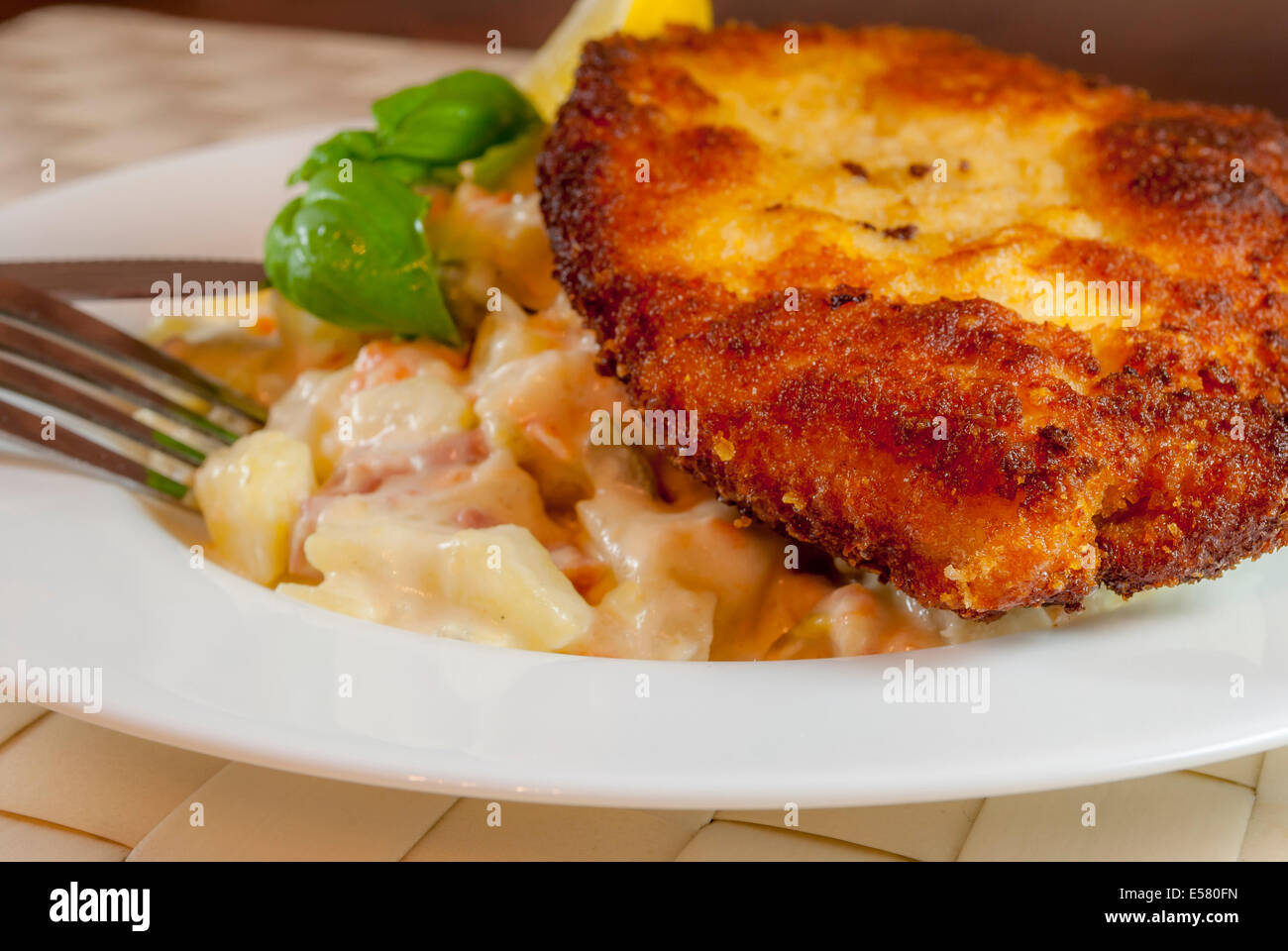 Wiener schnitzel mit kartoffelsalat -Fotos und -Bildmaterial in hoher ...
