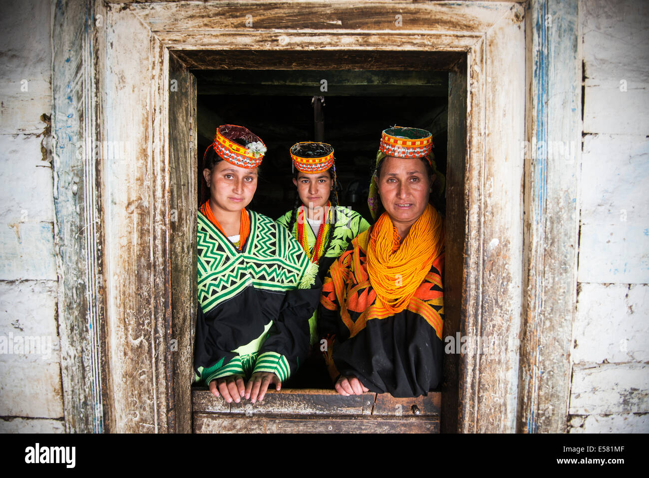 Bild zeigt Wemon und Kindern aus dem Distrikt Chitral, Provinz Khyber Pakhtunkhwa in Pakistan Stockfoto