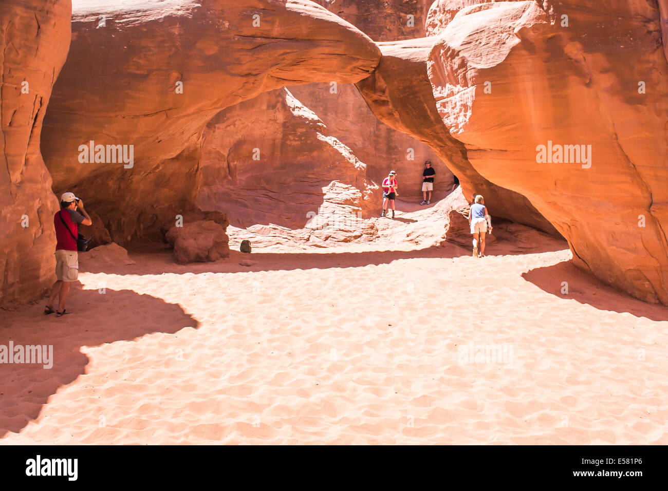 Arches national Parck, Utah, USA-august 9, 2012:people bewundern und Bilder af der "Sand Bogen" der berühmte natürliche Arche im Inneren Stockfoto