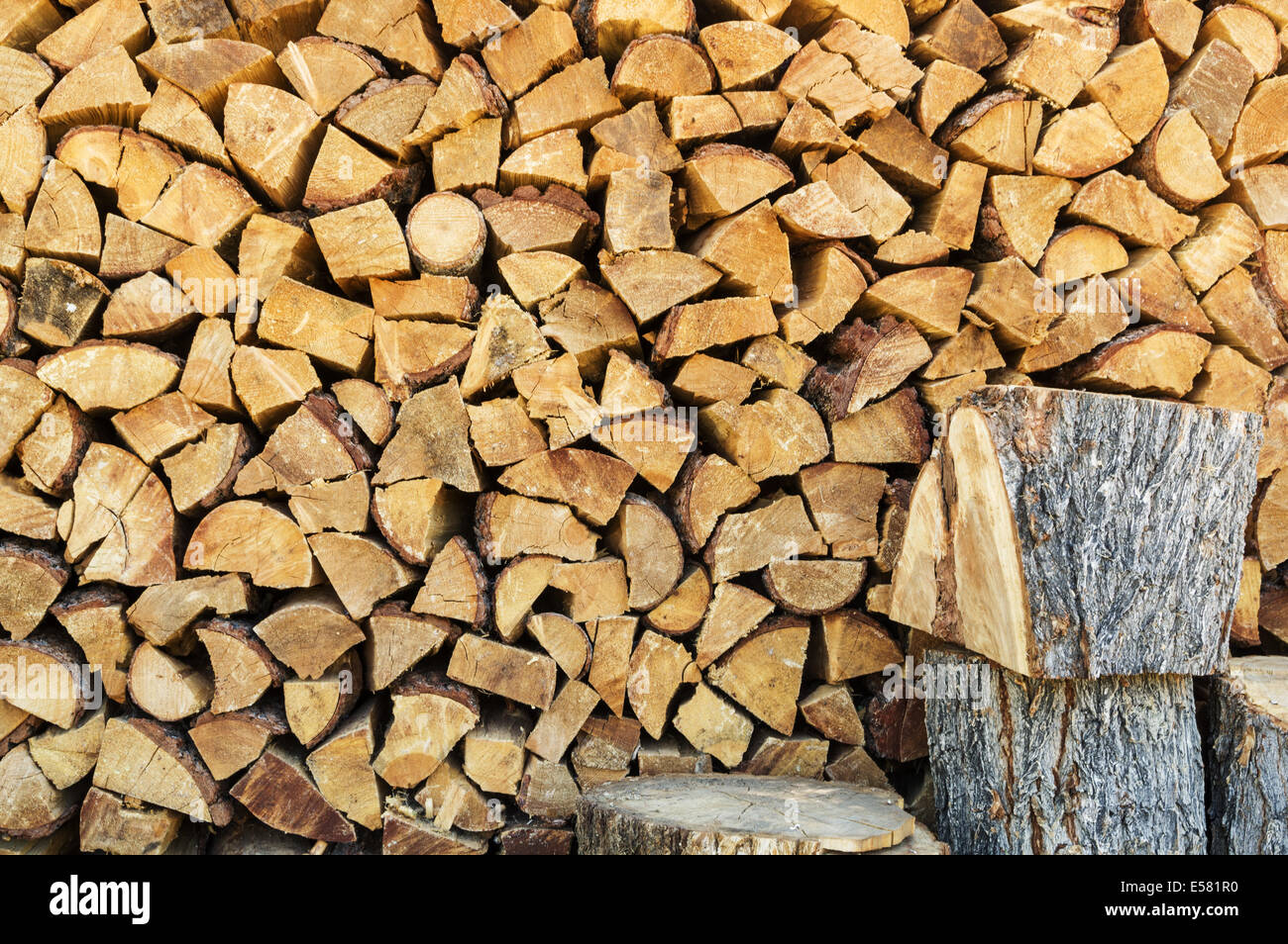 Feuer Holzstapel mit Scheitholz und ein paar ganze Protokolle Stockfoto