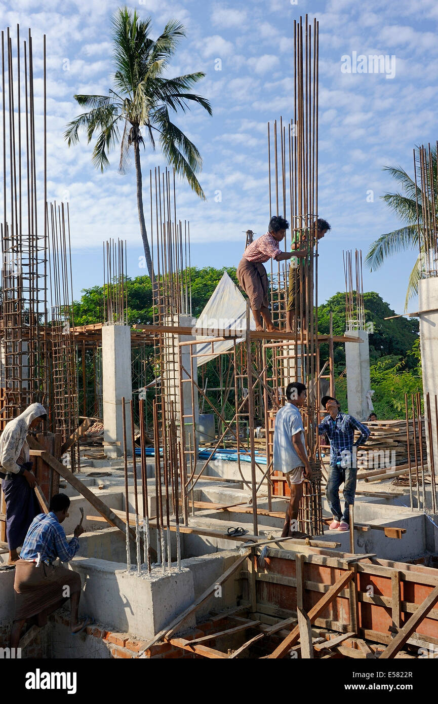 Bauarbeiter auf einem Hochhaus Bau Website Draht Rebar, Mandalay, Myanmar Stockfoto