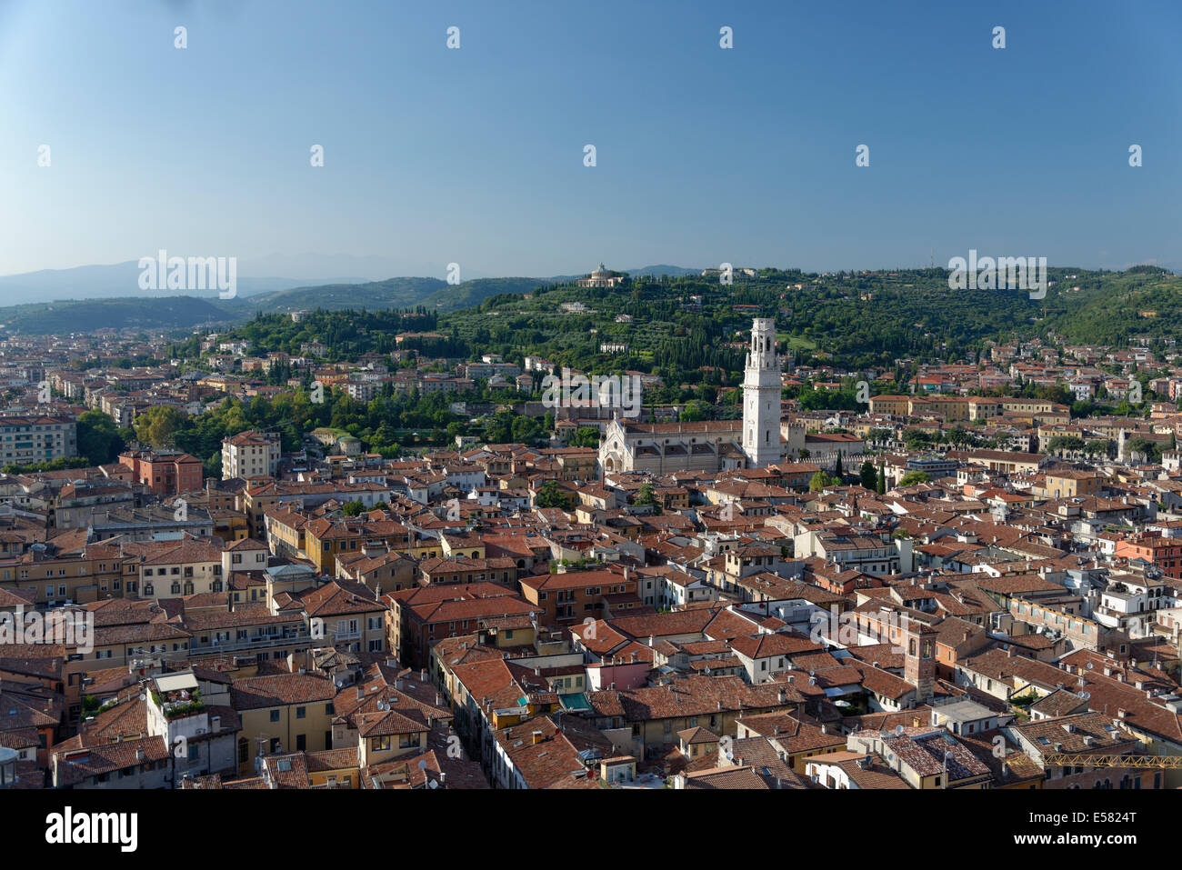 Blick vom Torre Dei Lamberti über der Stadt mit der Kathedrale von Verona, Verona, Venetien, Italien Stockfoto