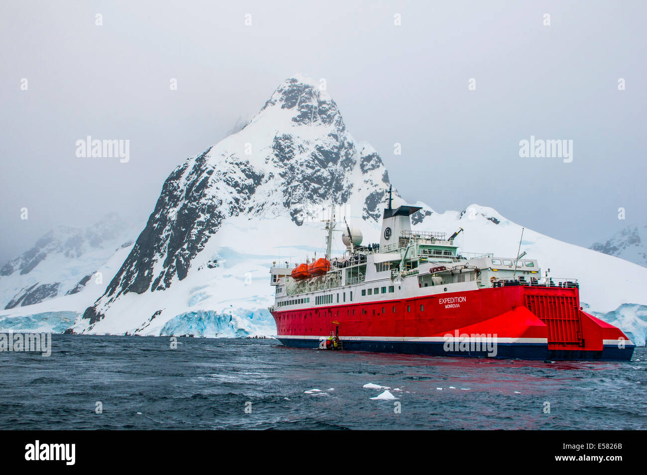 Kreuzfahrtschiff in der Lemaire-Kanal, Antarktis Stockfoto