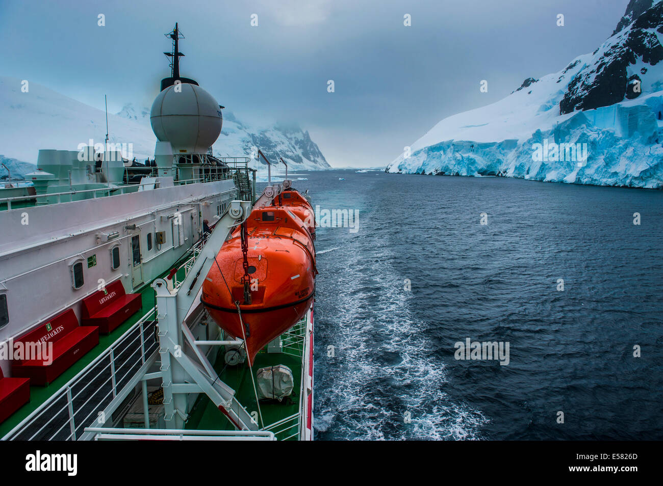 Kreuzfahrtschiff Schifffahrt durch den Lemaire-Kanal, Antarktis Stockfoto