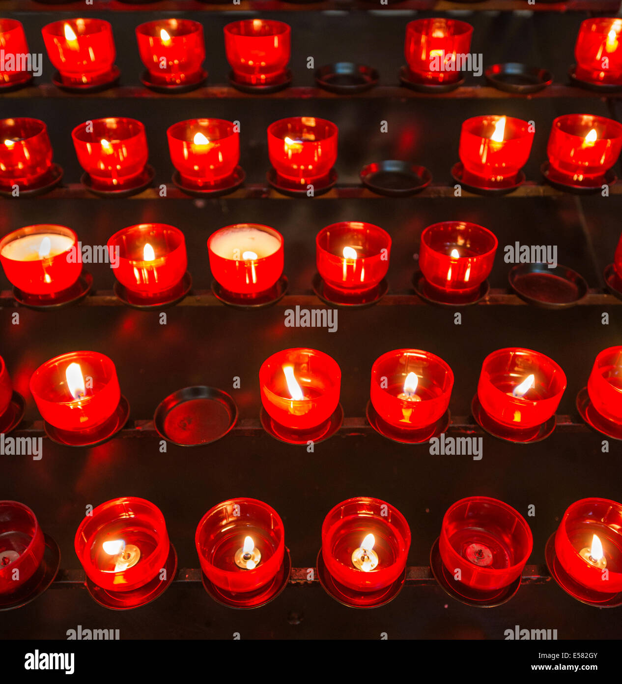 Brennende Kerzen in einer Kirche, München, Upper Bavaria, Bavaria, Germany Stockfoto