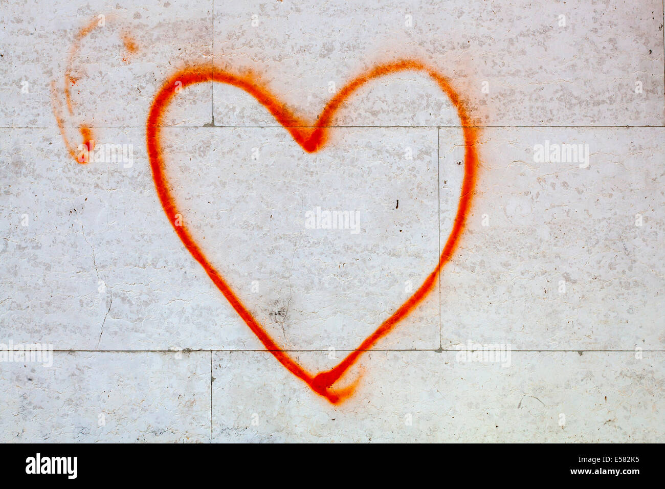 Herz, gesprüht auf einer Hauswand, Ljubljana, Slowenien Stockfoto
