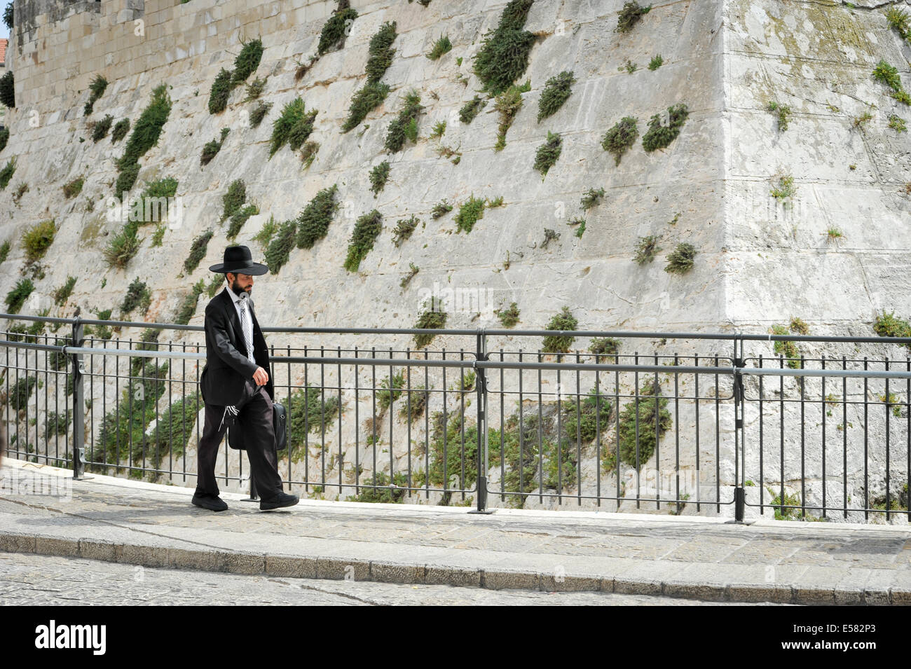 Ein orthodoxer Jude Fuß durch die Mauer der alten Stadt von Jerusalem, Israel Stockfoto