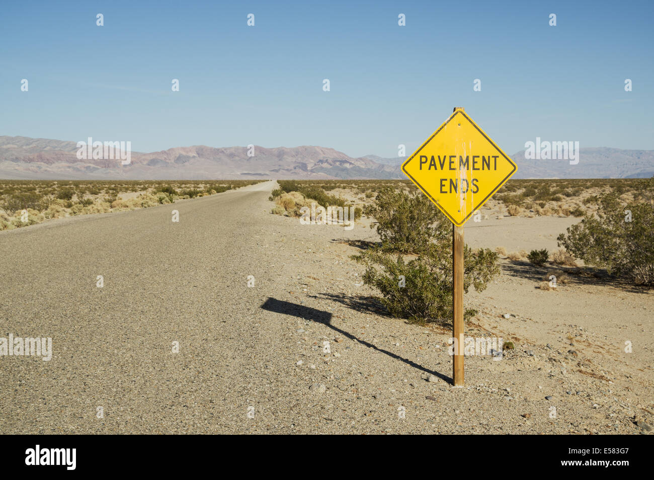 Bürgersteig endet Schild am Straßenrand Death Valley in Kalifornien Stockfoto