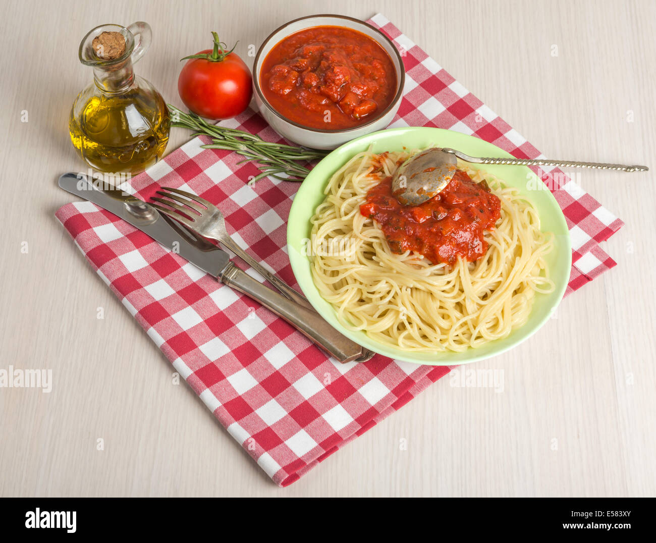 Spaghetti mit rote Tomatensauce. Italienische Küche Stockfoto