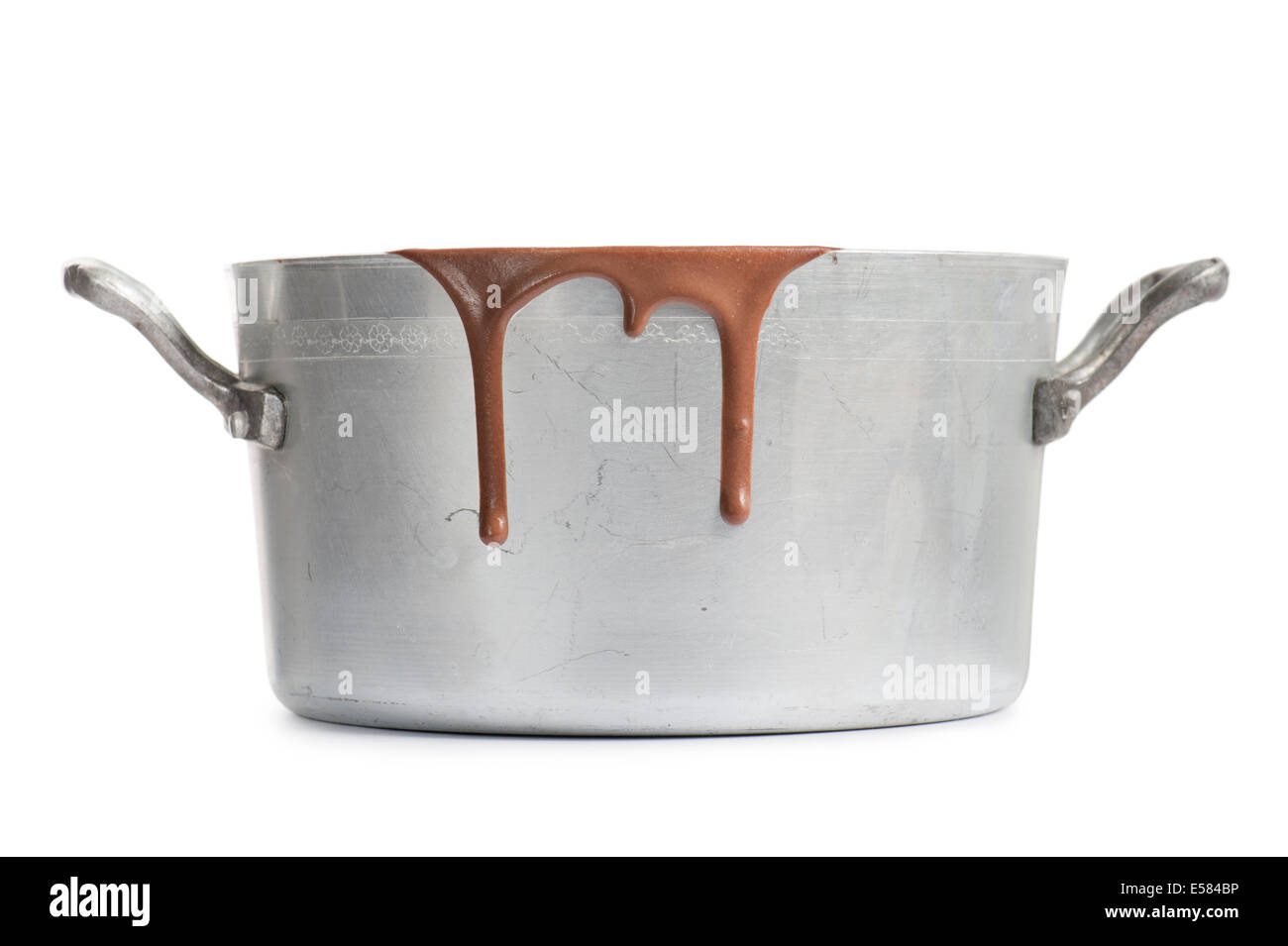 alten Aluminium-Topf mit heißem geschmolzene Schokolade tropft auf weißem Hintergrund Stockfoto