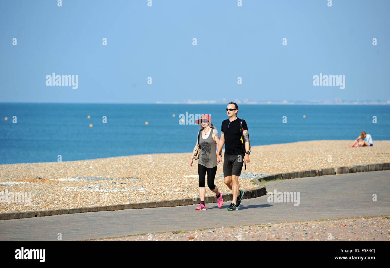 Brighton, Sussex, UK. 23. Juli 2014. Ein paar genießen einen Morgenspaziergang an Brighton Strandpromenade, wie das heiße Sommerwetter festgelegt wurde, weiterhin in ganz Großbritannien heute Credit: Simon Dack/Alamy Live News Stockfoto