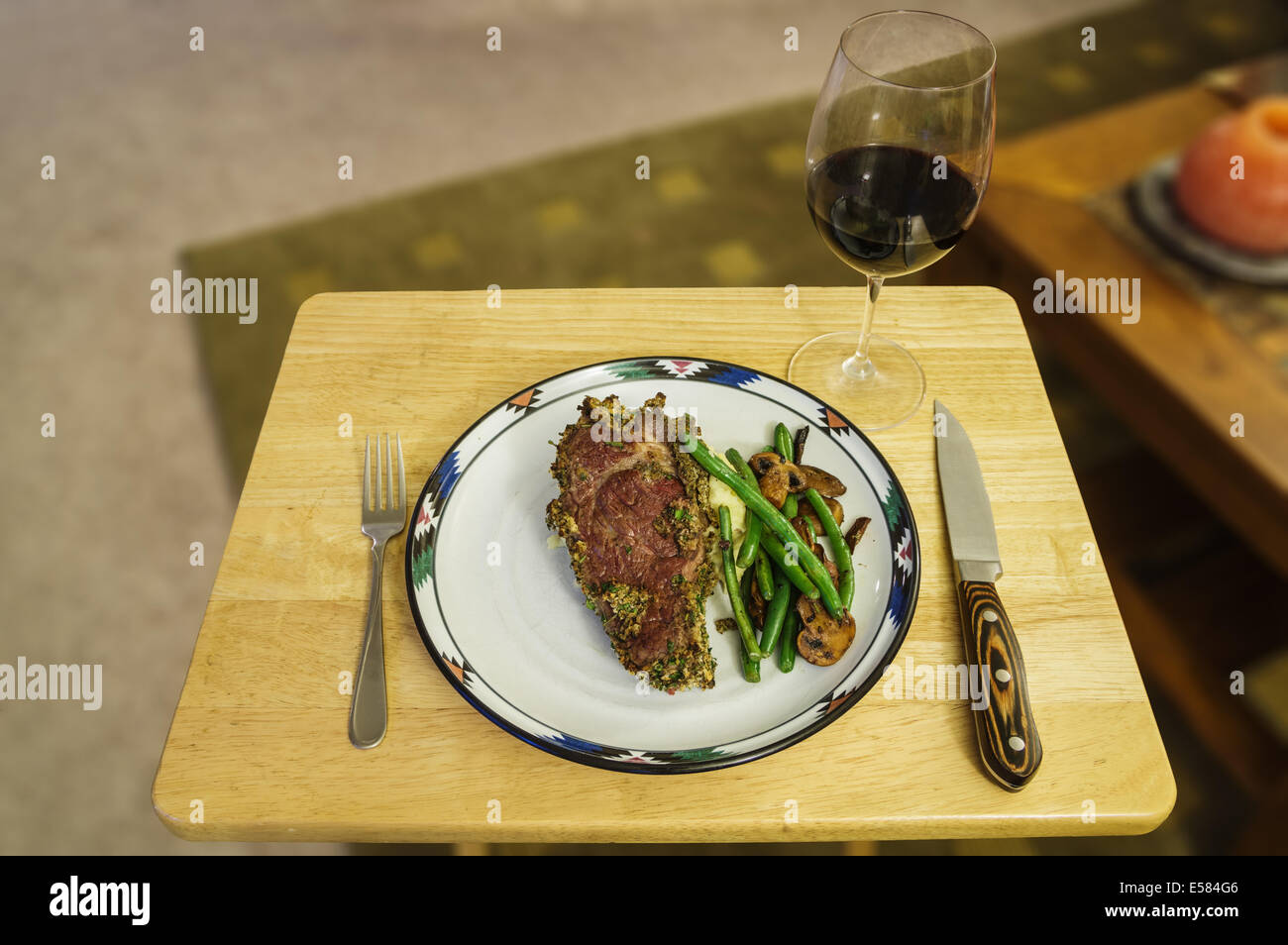 Steak-Dinner mit grünen Bohnen Kartoffelpüree und Pilzen und einem Glas Wein Stockfoto