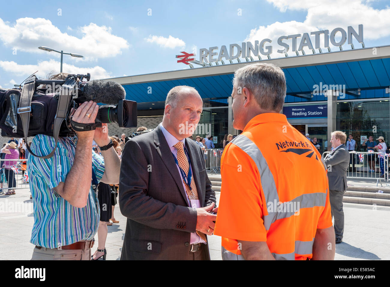 Journalist und Kameramann interview Mitarbeiterin von Network Rail die offizielle Eröffnung der Lesestation von HM die Königin. Stockfoto