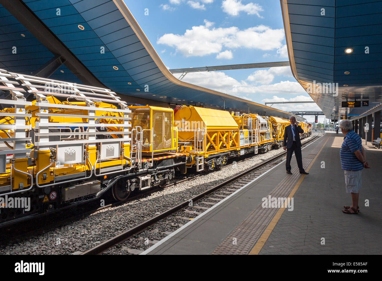 "Brunel" eine Fabrik zu trainieren, um die Great Western Line, elektrisieren benannte von HM die Königin am Bahnhof Reading, Juli 2014. Stockfoto