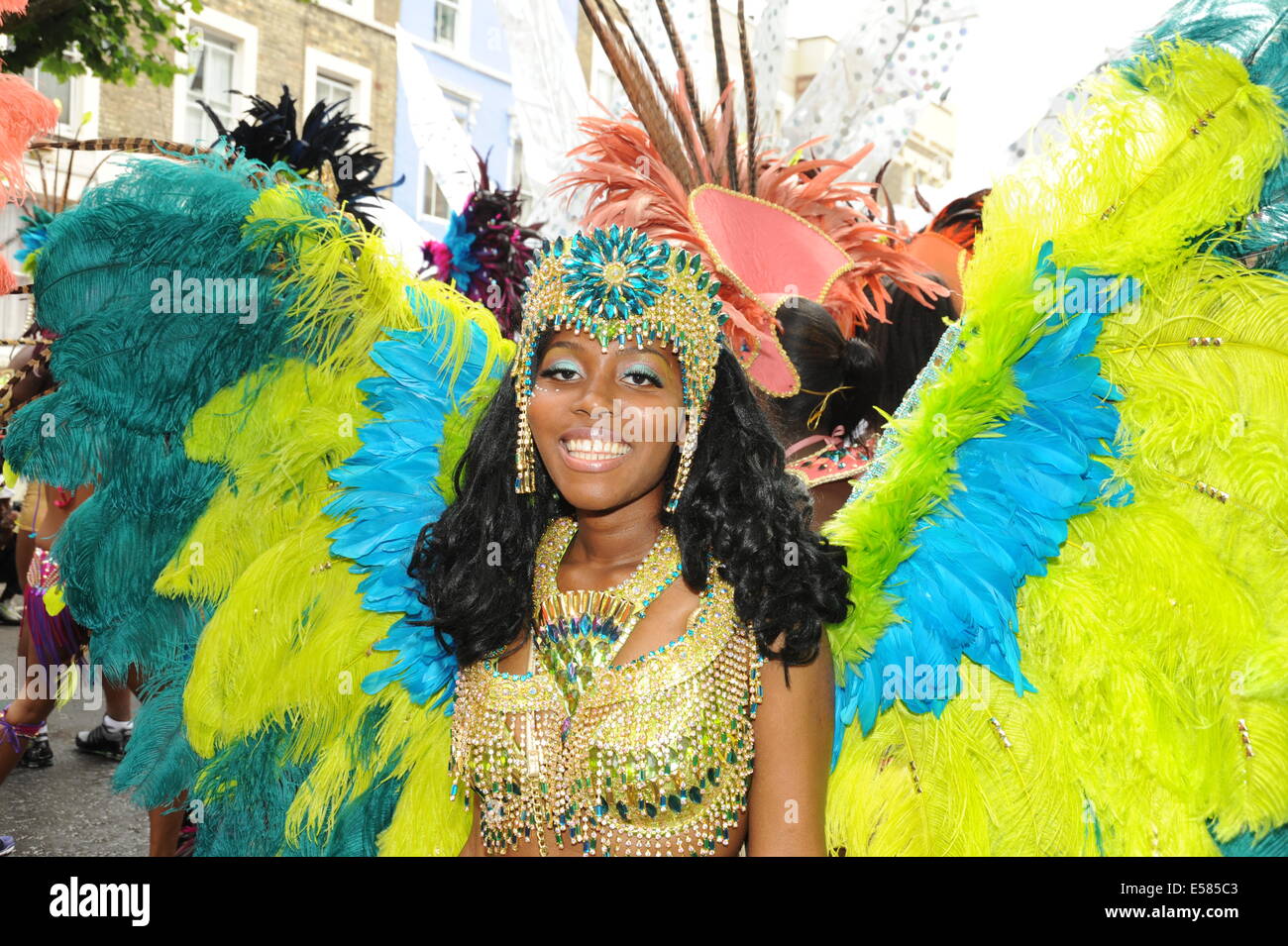 Frauen tragen traditionelle karibische Karnevalskostüm in Notting Hill Carnival Stockfoto