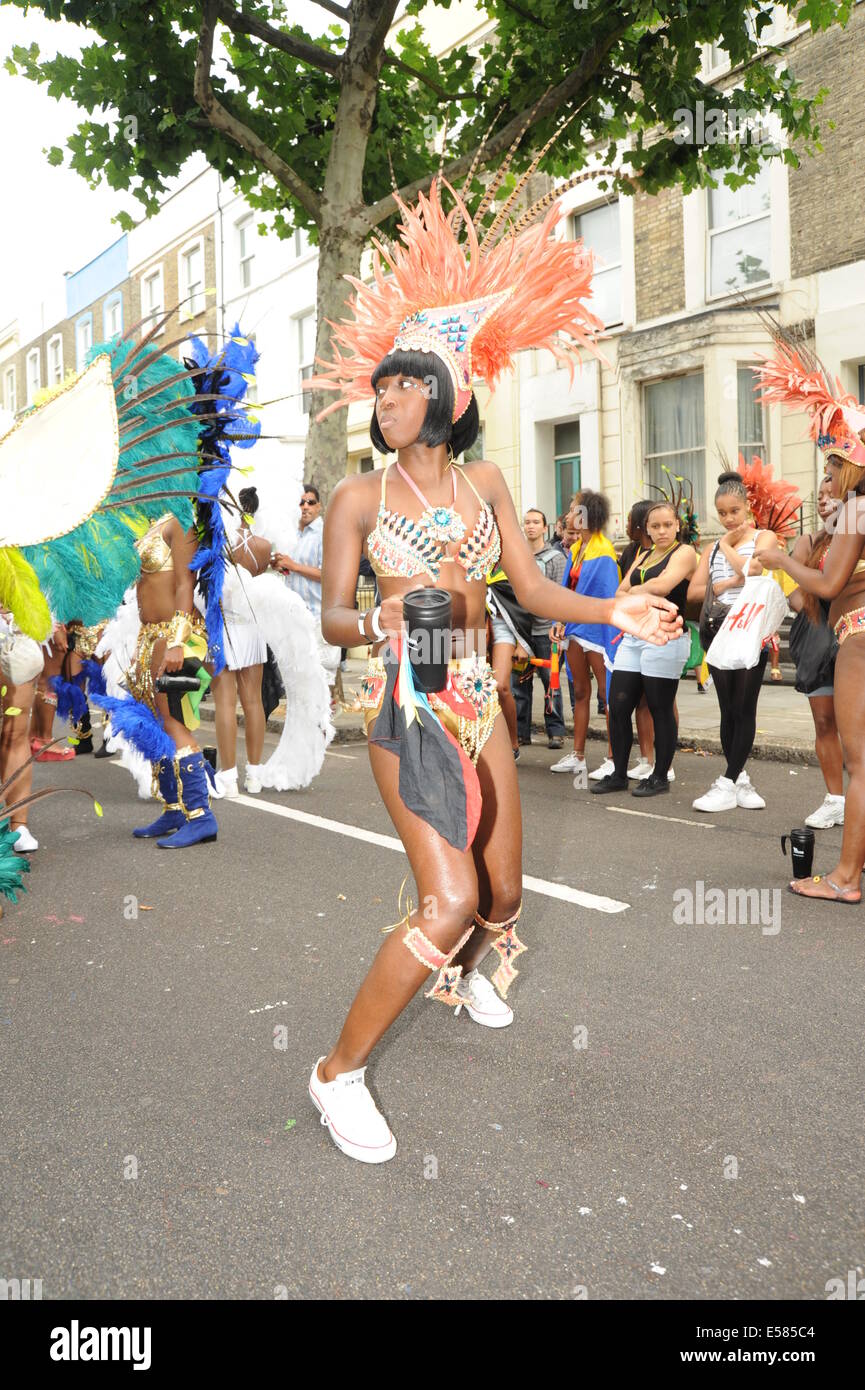 Foto einer jungen schwarzen Frau Teilnahme in London Notting Hill Karneval Karibik Tracht tragen Stockfoto