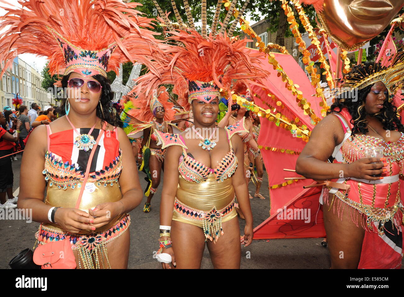 Foto von drei Frauen am Notting Hügel-Karneval London Stockfoto