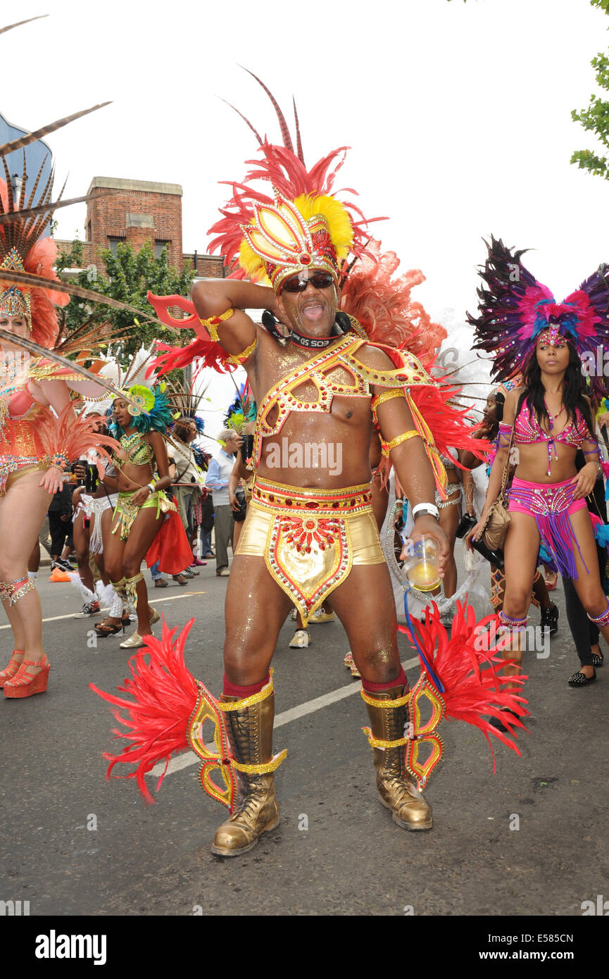 Mann in Notting Hill in traditionellen karibischen Karnevalskostüm Stockfoto