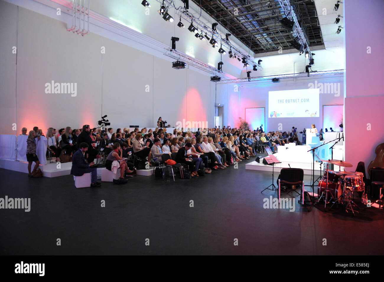 München, Deutschland. 22. Juli 2014. Eine Übersicht über die Hauptbühne während der Übersetzung (Digital-Life-Design) Konferenz im Haus der Kunst in München. Das Motto des diesjährigen Übersetzung Innovationskonferenz von Hubert Burda Media am 21 und 22. Juli in München ist "Relevanz"! Bildnachweis: Dpa picture Alliance/Alamy Live News Stockfoto