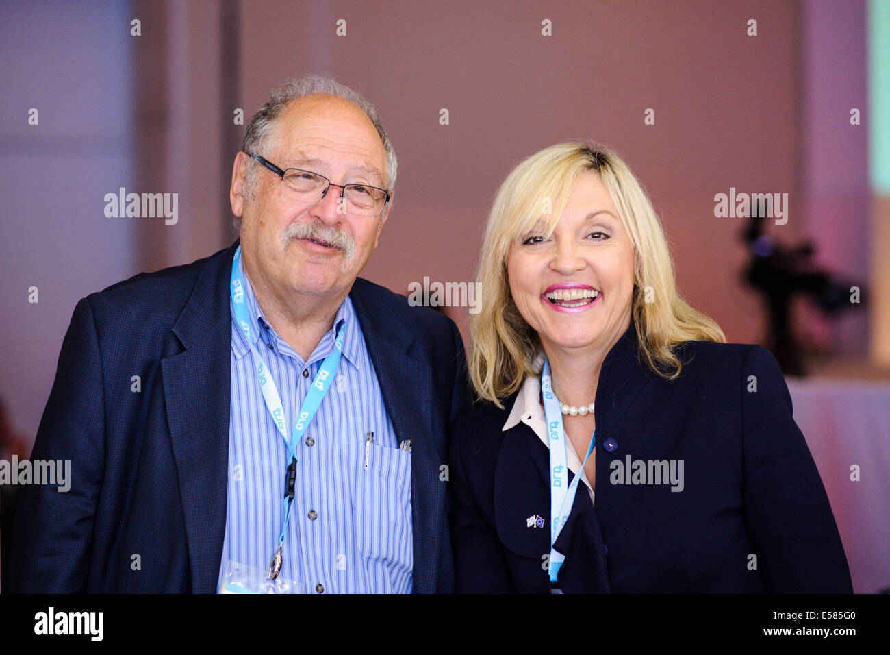 München, Deutschland. 22. Juli 2014. Beate Merk (Bayerische Justizministerium, r.) stehen zusammen mit Yossi Vardi (DLD Media, l.) während der Übersetzung (Digital-Life-Design) Konferenz im Haus der Kunst in München. Das Motto des diesjährigen Übersetzung Innovationskonferenz von Hubert Burda Media am 21 und 22. Juli in München ist "Relevanz"! Bildnachweis: Dpa picture Alliance/Alamy Live News Stockfoto