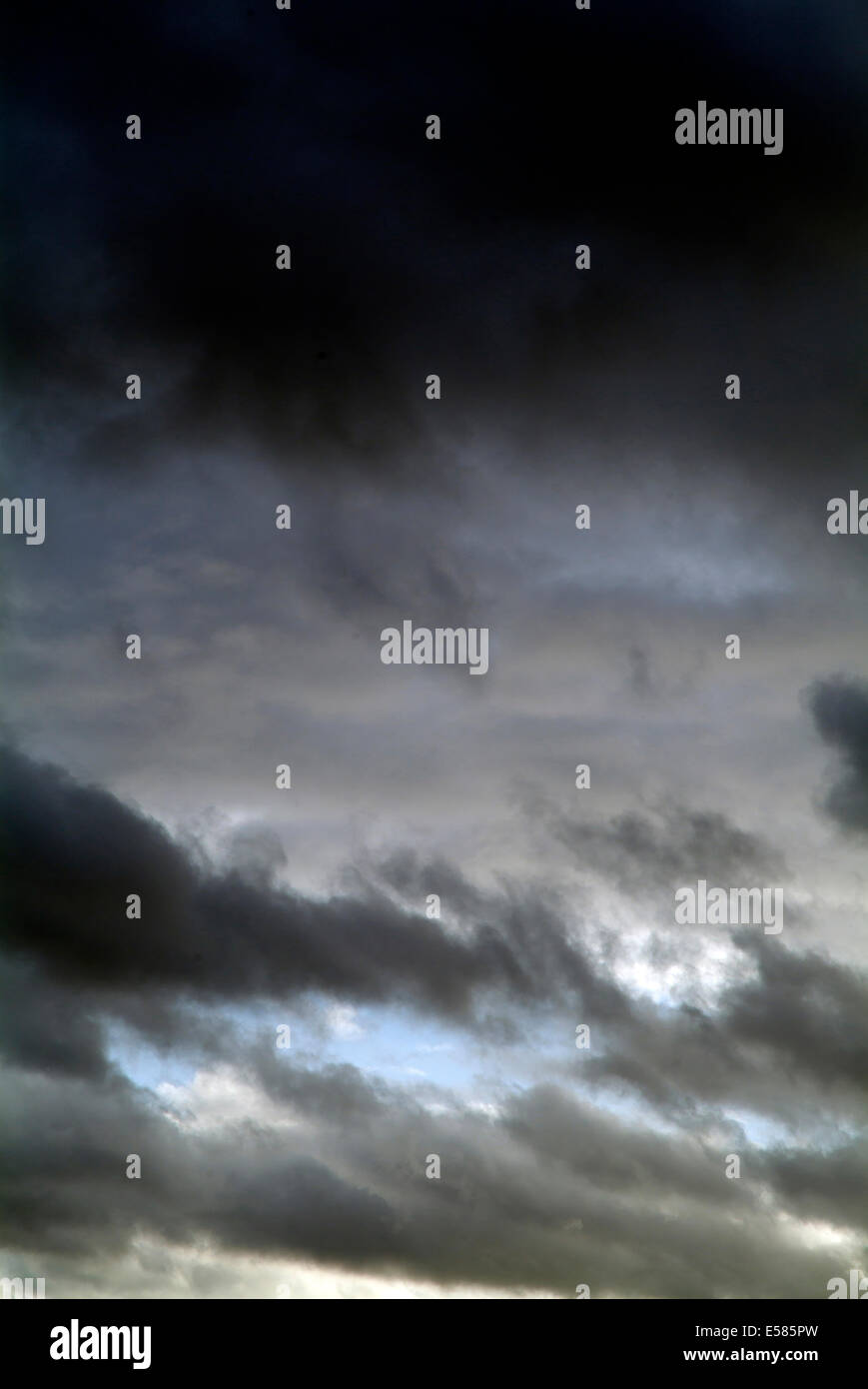 Graue Regenwolken gegen blauen Himmel - Europa-Deutschland-Berlin Stockfoto