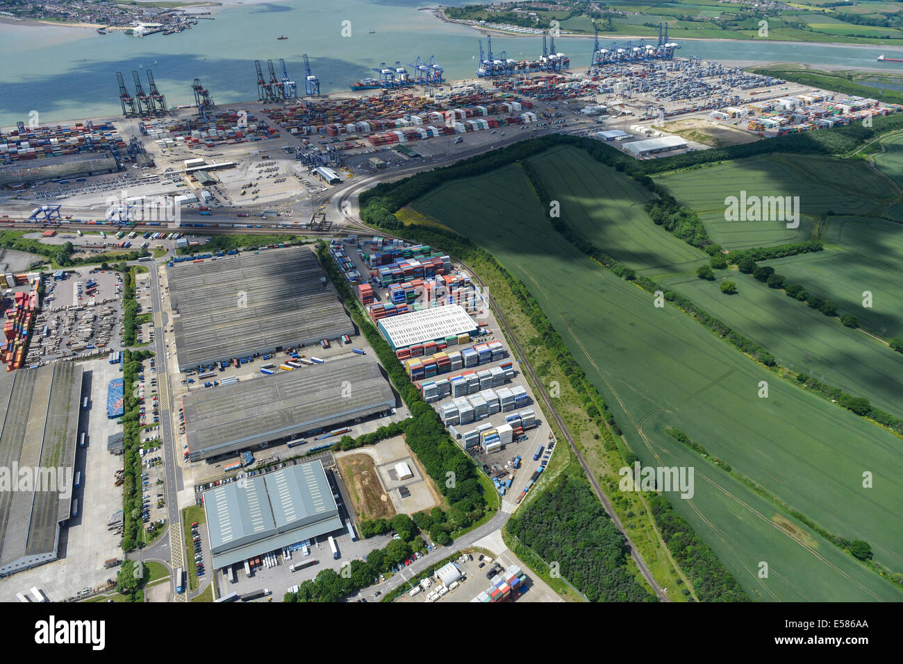 Eine Luftaufnahme zeigt den Docks in Felixstowe und Harwich Hafen in Suffolk und Essex Stockfoto