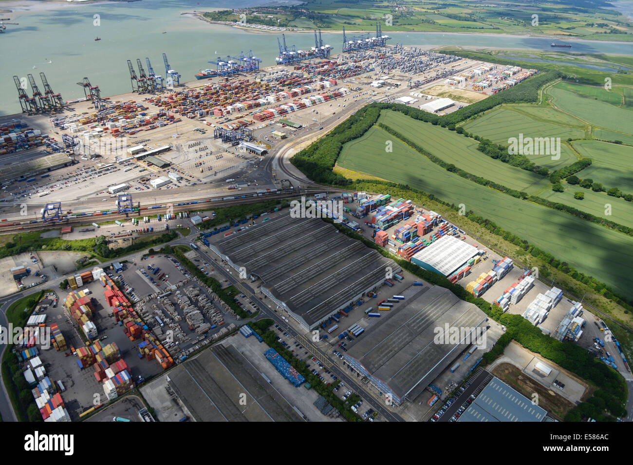 Eine Luftaufnahme zeigt den Docks in Felixstowe und Harwich Hafen in Suffolk und Essex Stockfoto