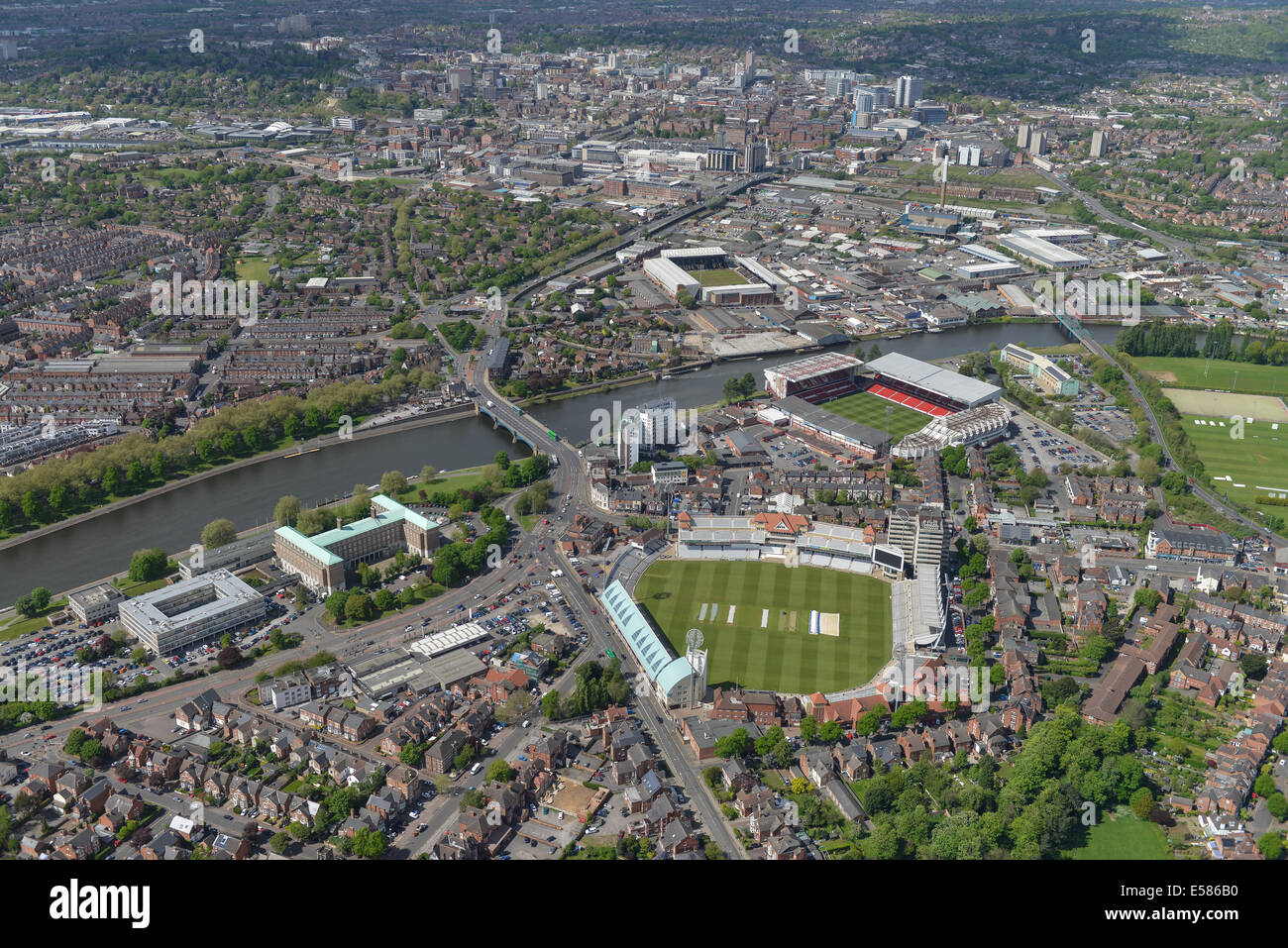 Eine Luftaufnahme von Nottingham Trent Brücke suchen. Fußballplätze und dem Cricket Ground sichtbar, Innenstadt hinter. Stockfoto
