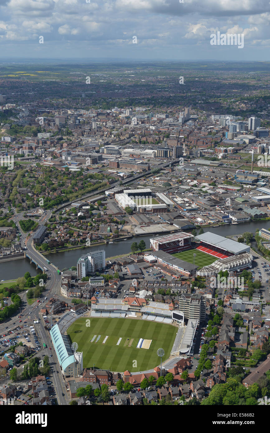 Eine Luftaufnahme von Nottingham Trent Brücke suchen. Fußballplätze und dem Cricket Ground sichtbar, Innenstadt hinter. Stockfoto