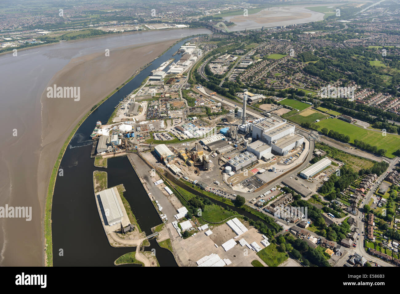 Eine Luftaufnahme zeigt Runcorn und Widnes, Ortschaften in Cheshire UK beiderseits des Flusses Mersey. Stockfoto