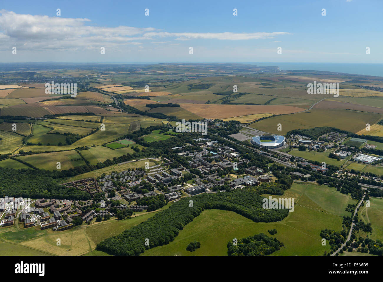 Eine Luftaufnahme zeigt den Campus der University of Sussex, Falmer Stadium und den sanften South Downs in East Sussex UK Stockfoto