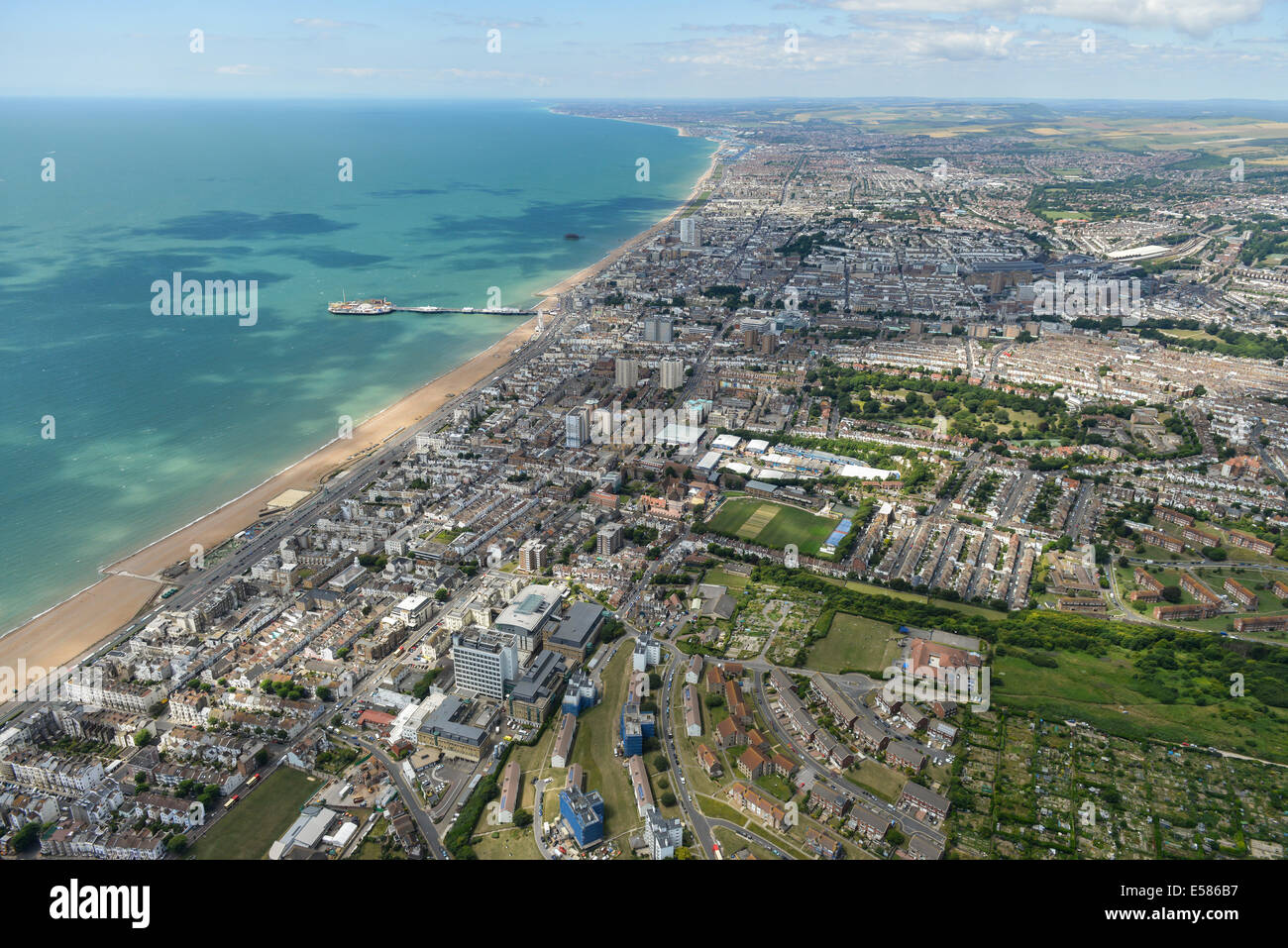 Eine Luftaufnahme von Brighton nach Westen in Richtung der Palace Pier und entlang der Küste. Stockfoto