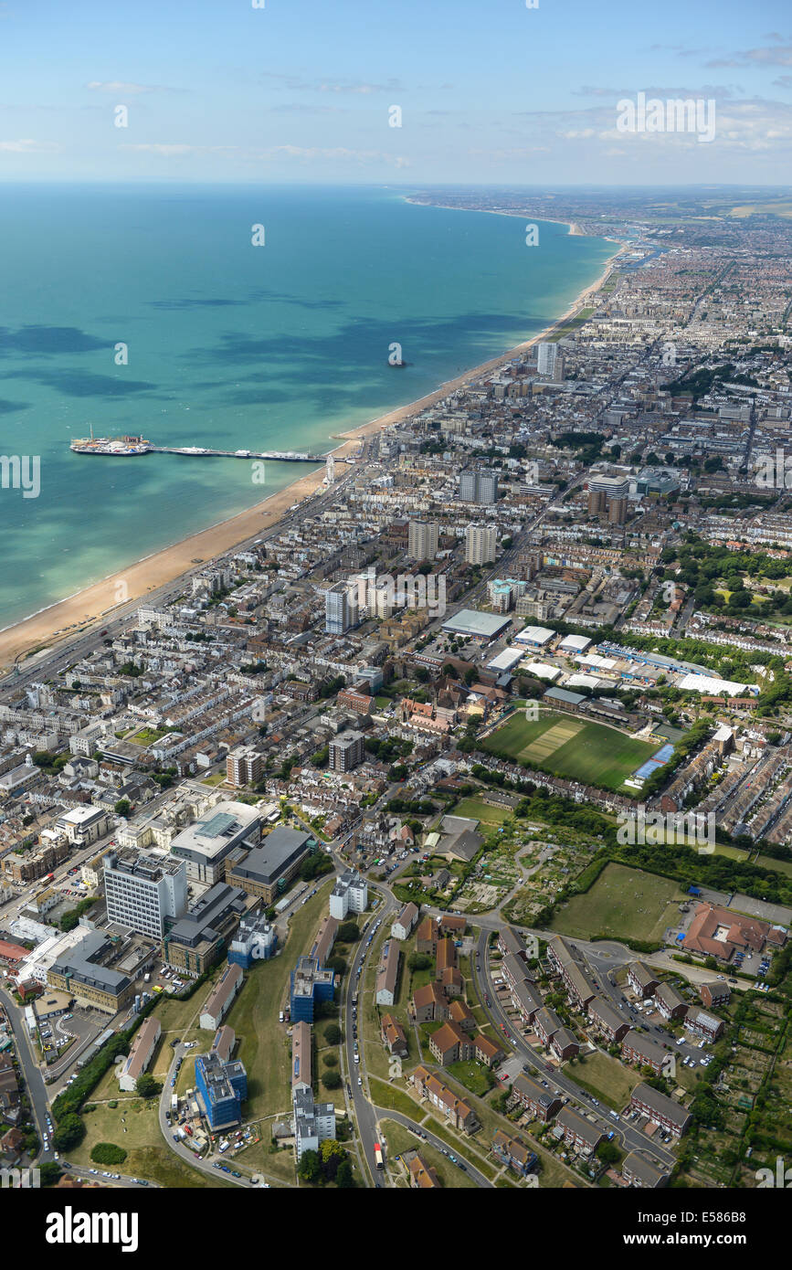 Eine Luftaufnahme von Brighton nach Westen in Richtung der Palace Pier und entlang der Küste. Stockfoto
