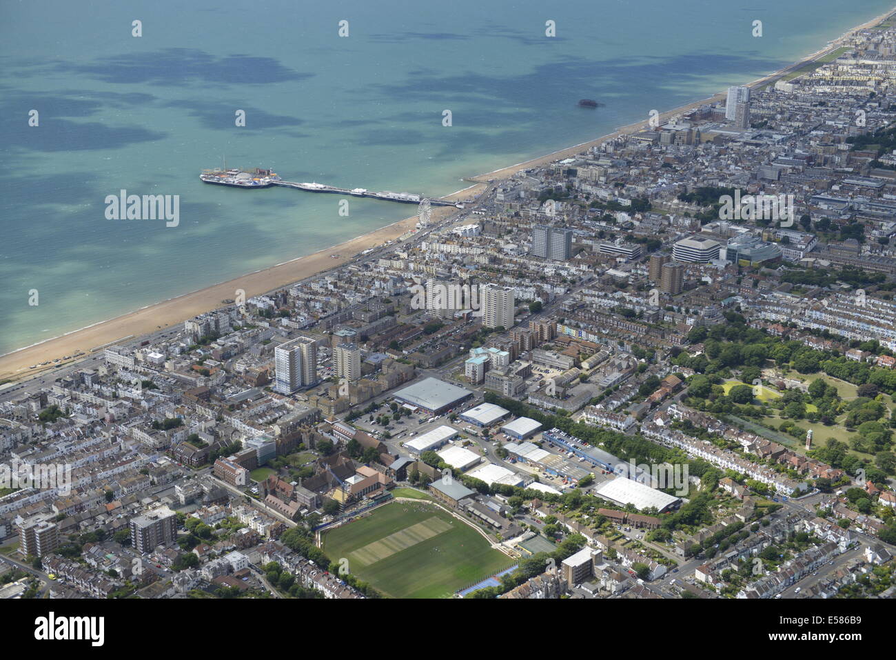 Eine Luftaufnahme von Brighton nach Westen in Richtung der Palace Pier und Strand. Stockfoto