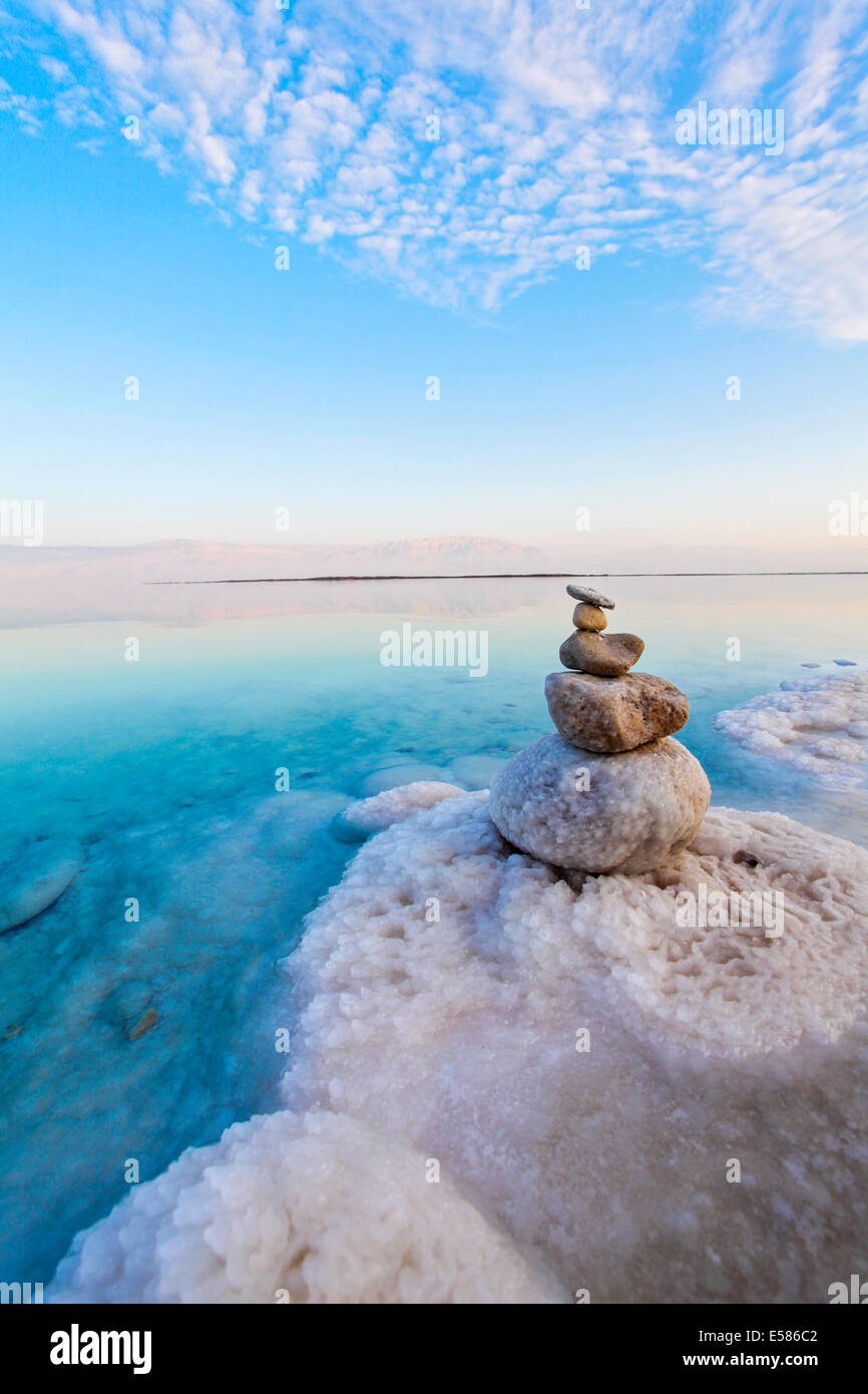 Israel, Totes Meer Salz Crystalization verursacht durch Wasserverdunstung Stockfoto