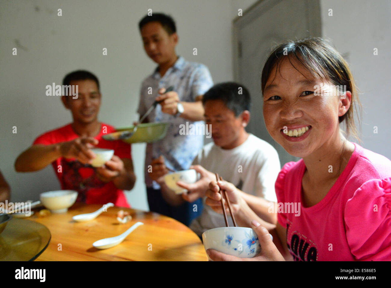 Fuzhou, Fujian Provinz. 23. Juli 2014. Wanderarbeiter haben Mittagessen in einer Notunterkunft Linhou Dorf unter Luoyuan County, Südost-China Fujian Provinz, 23. Juli 2014 einen Kopf der Landfall des Taifuns Matmo gegründet. Taifun Matmo, der 10. Taifun auf China im Jahr 2014 traf der Mittwoch in der Provinz Fujian mit einer Windgeschwindigkeit von 33 bis 35 Meter pro Sekunde. Mehr als 30.000 Schiffe und ihre Crew-Mitglieder in den nahe gelegenen Küstengebieten wurden evakuiert. Bildnachweis: Wei Peiquan/Xinhua/Alamy Live-Nachrichten Stockfoto