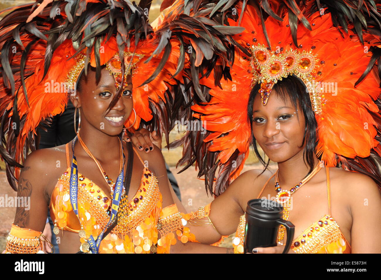 Zwei Notting Hill Festival Frauen tragen traditionelle karibische Festival outfits Stockfoto