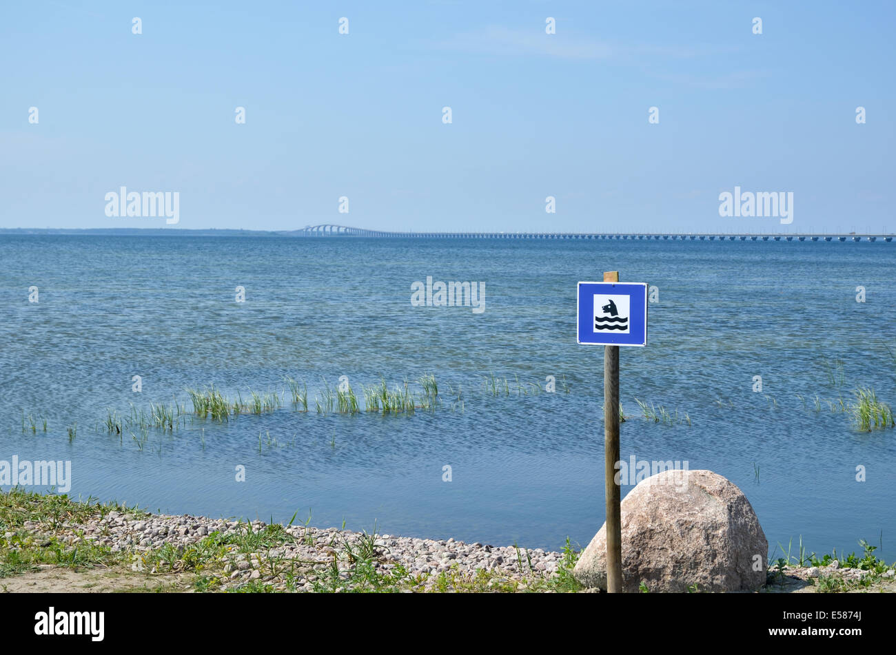 Zeichen für Bad Hundestrand auf der schwedischen Insel Öland mit der Öland-Brücke im Hintergrund Stockfoto