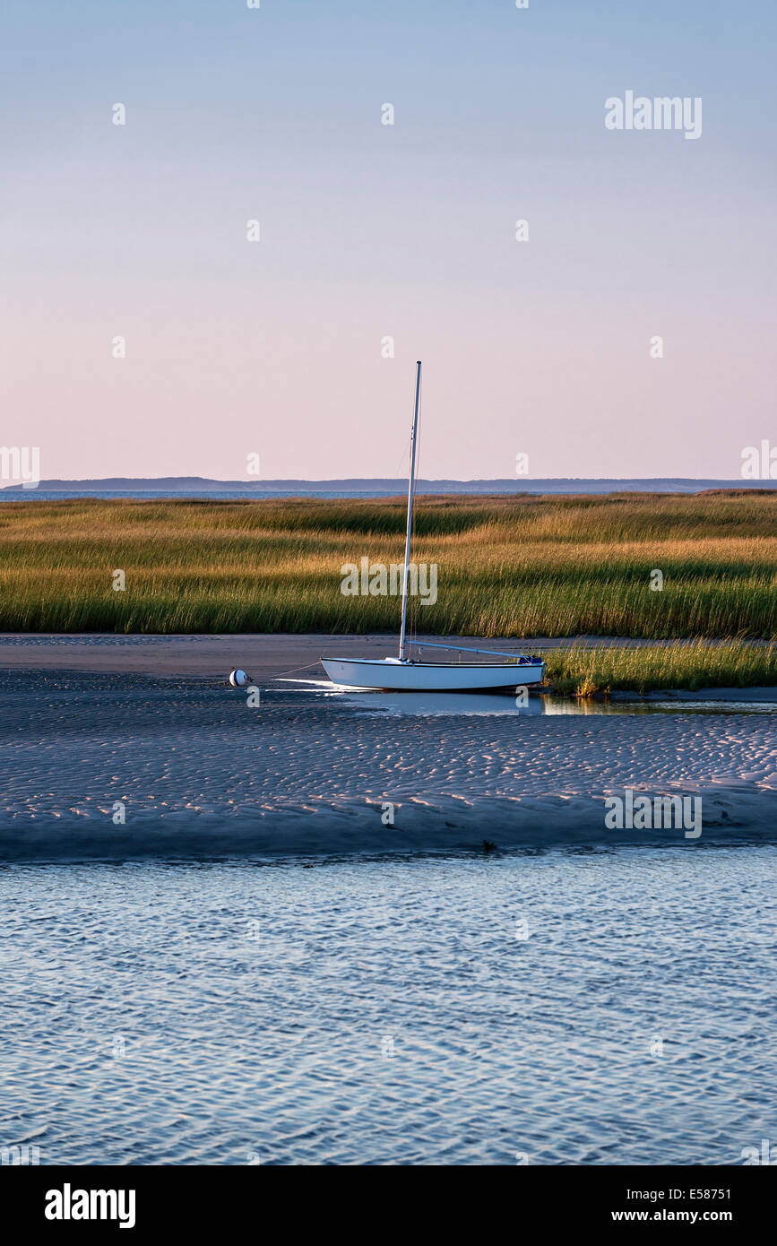 Segelboot vor Anker am Wattenmeer, Eastham, Cape Cod, Massachusetts, USA Stockfoto