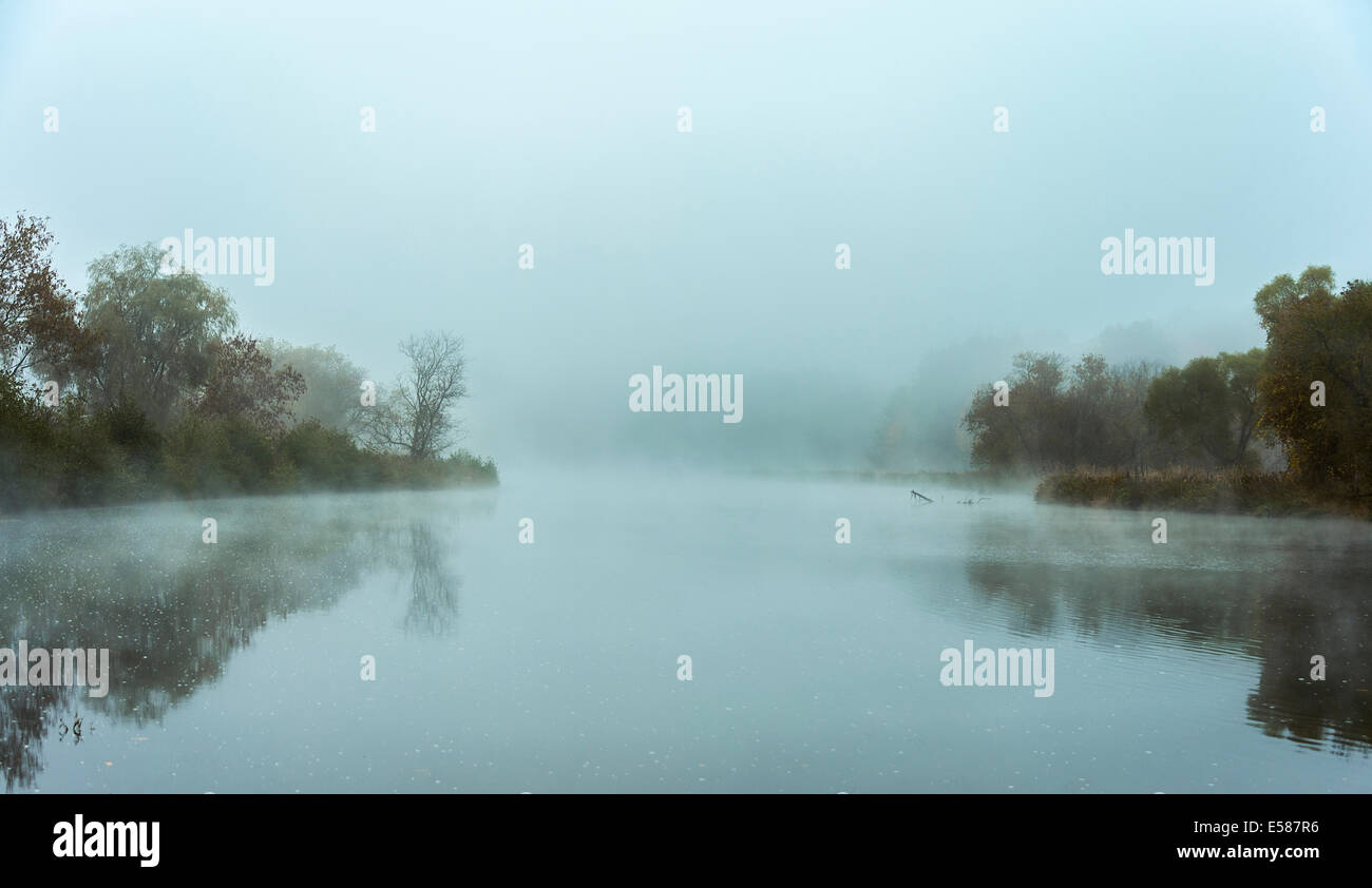 Nebliger Morgen River, Ottauquechee River, Vermont, USA Stockfoto