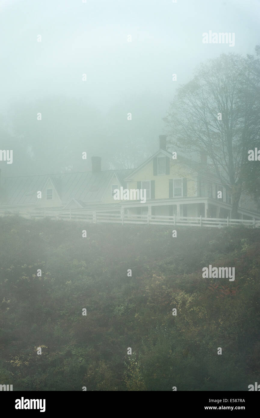 Landhaus, eingehüllt in weichen Nebel, Vermont, USA Stockfoto