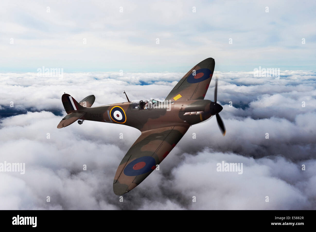 . MK 1 Spitfire P9374 geflogen von John Romain wurde restauriert. Begann, wieder zu fliegen, nachdem es von einem Strand gerettet wurde Stockfoto