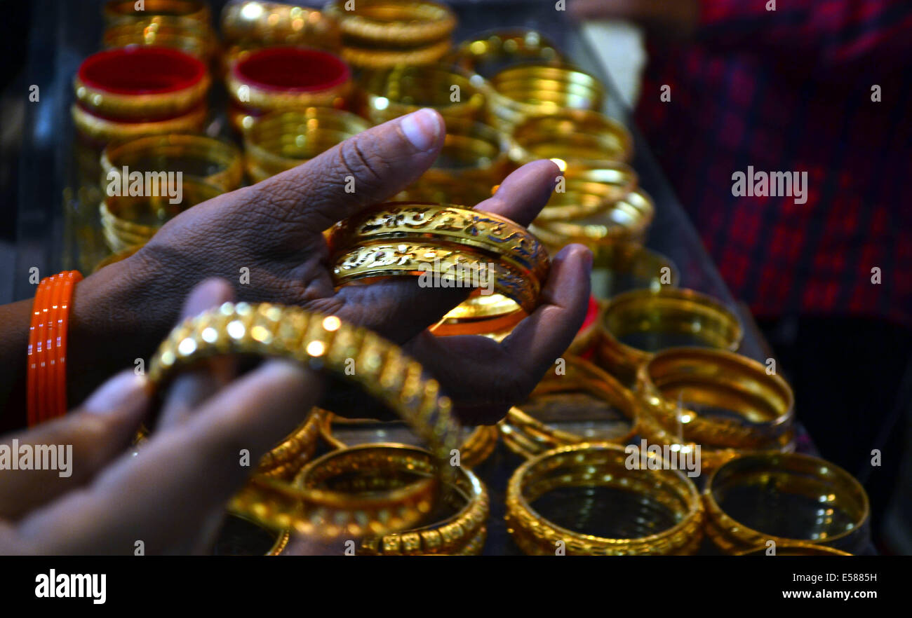 Eine muslimische Inderin sucht nach gold Armreifen in einem Geschäft in Allahabad Markt. Märkte sind überfüllt mit Kunden, da gibt es noch wenige Tage für die muslimischen Heiligen Ramadan. © Ritesh Shukla/Pacific Press/Alamy Live-Nachrichten Stockfoto
