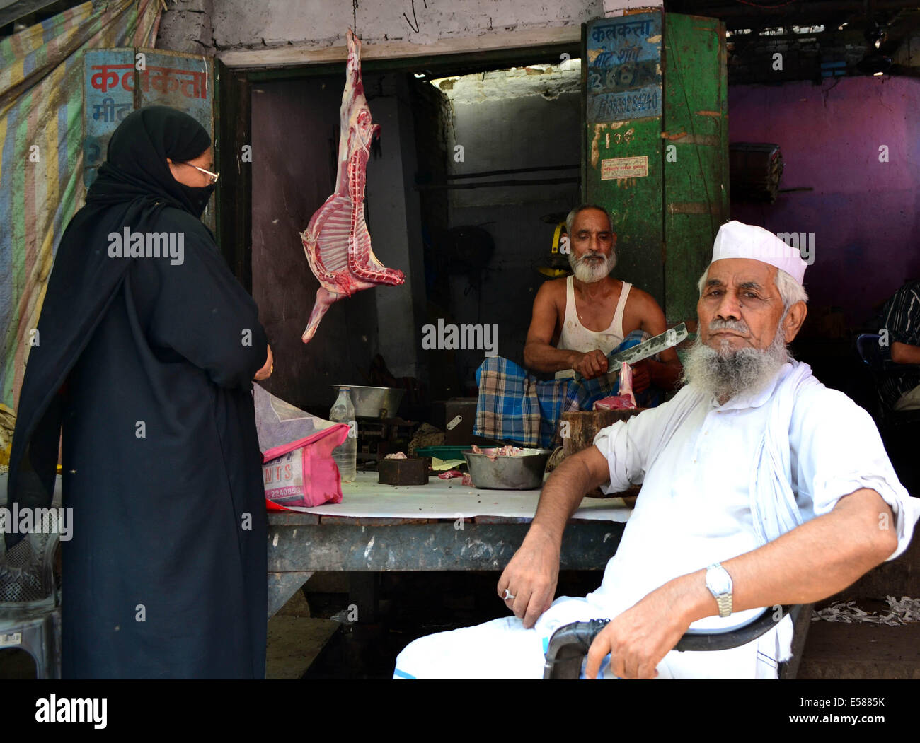 Eine indische muslimische Ladenbesitzer schneidet Ziegenfleisch für muslimische Kunden in Allahabad Markt. Märkte sind voll mit Kunden gibt es noch wenige Tage für die muslimischen Heiligen Ramadan. © Ritesh Shukla/Pacific Press/Alamy Live-Nachrichten Stockfoto