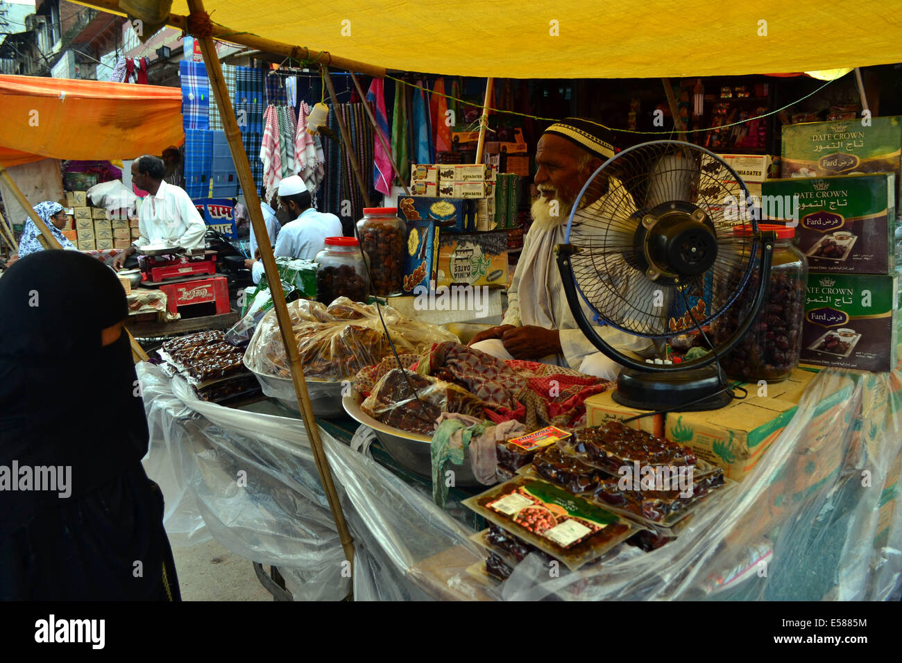 Eine alte muslimische Händler verkauft an Kunden in Allahabad Markt Fard (eine süße Trockenobst). Märkte sind voll mit Kunden gibt es noch wenige Tage für die muslimischen Heiligen Ramadan. © Ritesh Shukla/Pacific Press/Alamy Live-Nachrichten Stockfoto