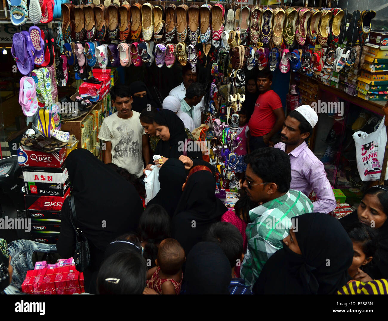 Eine indische Ladenbesitzer sales Schuhe Damen in Allahabad Markt. Märkte sind überfüllt mit Kunden, da gibt es noch wenige Tage für die muslimischen Heiligen Ramadan. © Ritesh Shukla/Pacific Press/Alamy Live-Nachrichten Stockfoto