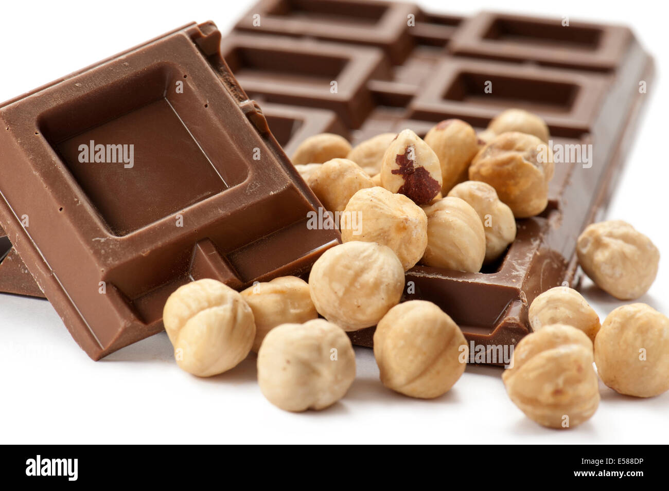 Schokolade mit Nüssen, auf weißem Hintergrund Stockfoto
