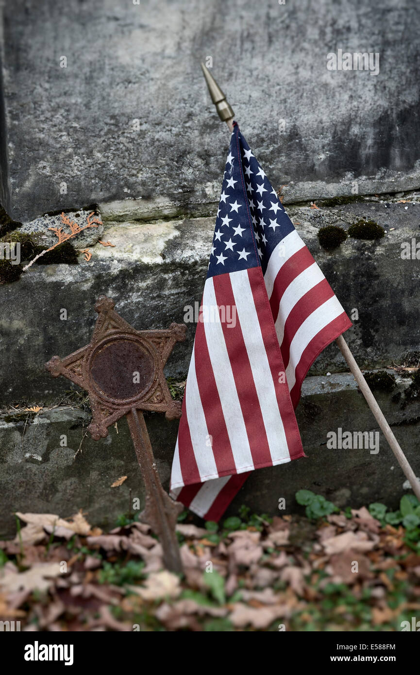 Amerikanische Flagge neben Veteran Grab stein, Vermont, USA Stockfoto