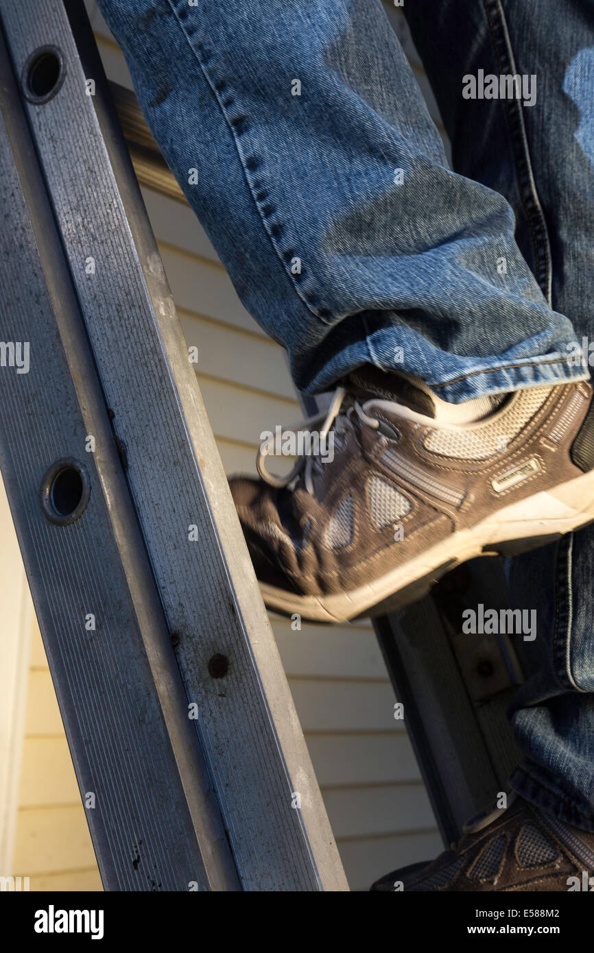 Nahaufnahme eines Mannes Fuß aufsteigend eine Leiter, USA Stockfoto