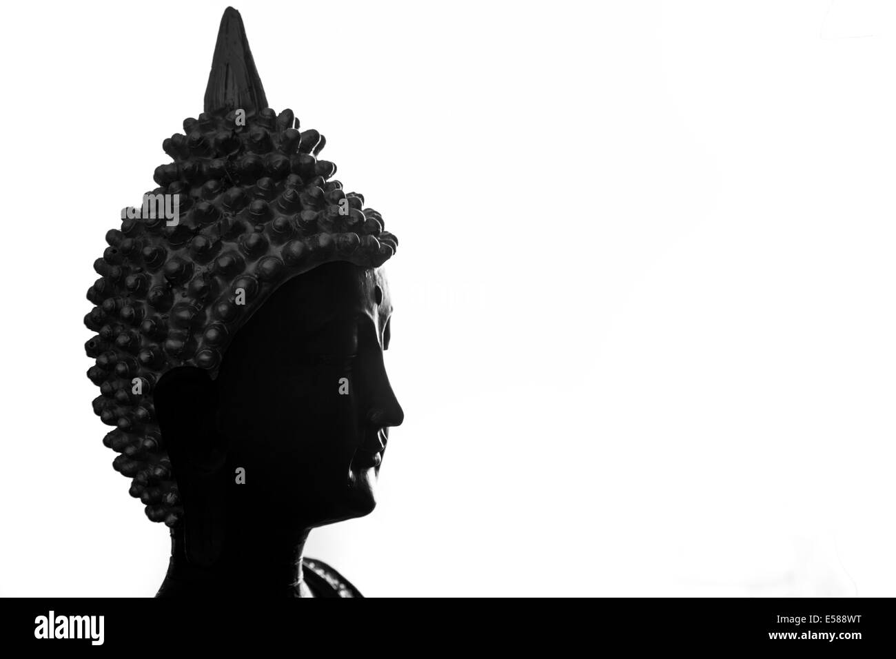 auf weiß ist ein Buddha posiert in schwarz und weiß Stockfoto